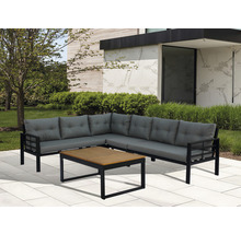 Gartenszene mit Ecklounge und Tisch mit Holzplatte
