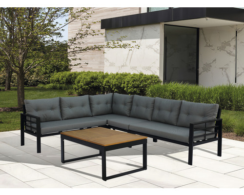 Gartenszene mit Ecklounge und Tisch mit Holzplatte