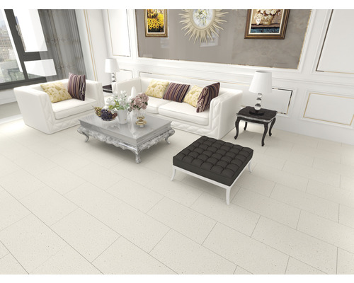 Elegantes Wohnzimmer mit weißen Sofas, Couchtisch und Fußhocker auf beigem Fliesenboden.