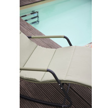 Gepolsterte Sonnenliege mit Metallgestell neben einem Pool