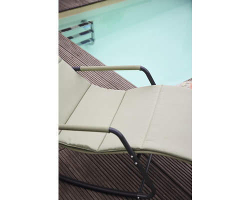 Gepolsterte Sonnenliege mit Metallgestell neben einem Pool