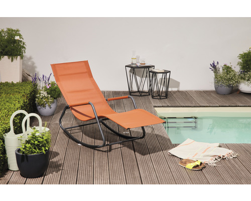 Szene mit einem orangefarbenen Gartenschaukelstuhl, zwei Beistelltischen, Topfpflanzen und einem Pool auf einer Holzterrasse