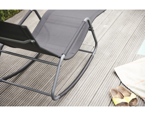 Gartenschaukelstuhl mit Fußbekleidung auf Holzterrasse