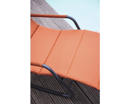 Detailansicht einer orangefarbenen Gartenliege mit Metallgestell auf einem Holzdeck