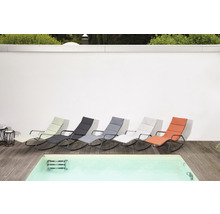 Mehrere Liegestühle unterschiedlicher Farben stehen neben einem Pool.