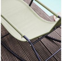 Detailansicht eines Schaukelstuhls mit Textilbezug und Metallgestell auf einer Holzterrasse