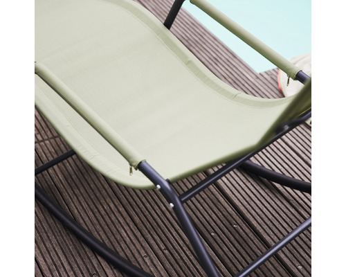 Detailansicht eines Schaukelstuhls mit Textilbezug und Metallgestell auf einer Holzterrasse