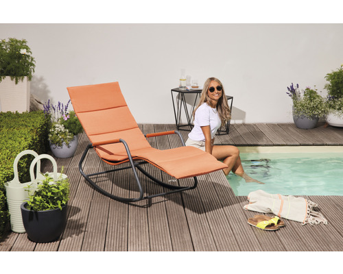 Gartenszene mit Liegestuhl, Beistelltisch, Frau und Pool