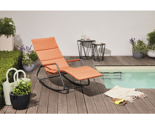Gartenszene mit Liegestuhl, Beistelltischen, Pool und Pflanzen