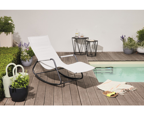 Szene mit Schaukelstuhl, Beistelltischen und dekorativen Pflanzen neben einem Pool auf einer Holzterrasse