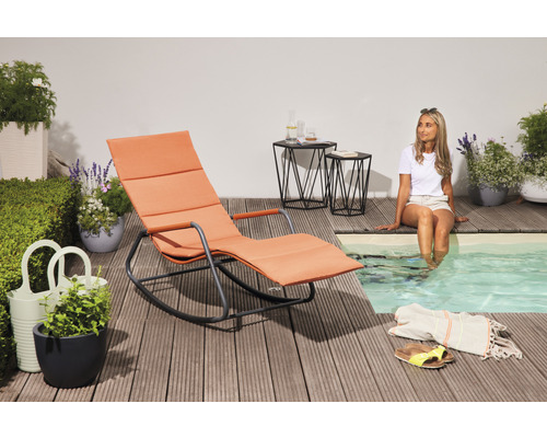 Terrasse mit Liegestuhl, Beistelltischen, Bepflanzung und Pool