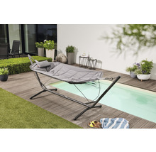 Garten Szene mit Hängematte und Stahlrahmen auf einer Holzterrasse neben einem Pool