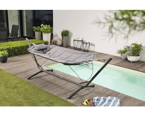 Garten Szene mit Hängematte und Stahlrahmen auf einer Holzterrasse neben einem Pool