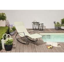 Szene mit Schaukelstuhl, Beistelltischen und Pool auf einer Holzterrasse