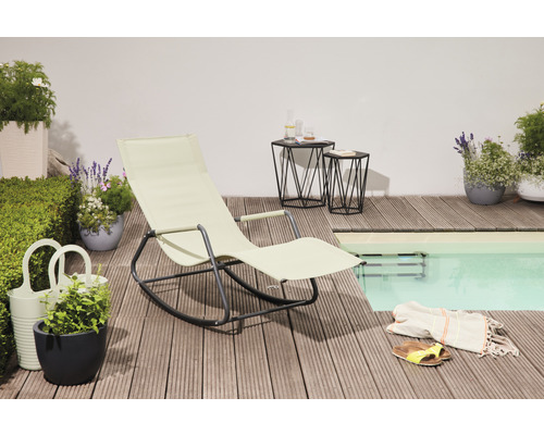 Szene mit Schaukelstuhl, Beistelltischen und Pool auf einer Holzterrasse