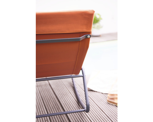 Detailansicht eines Gartenstuhls mit Textilbespannung und Metallgestell