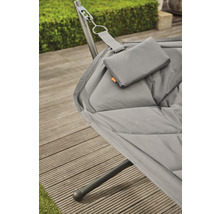 Detailansicht einer grauen Hängematte mit Kissen und Gestell auf einer Holzterrasse