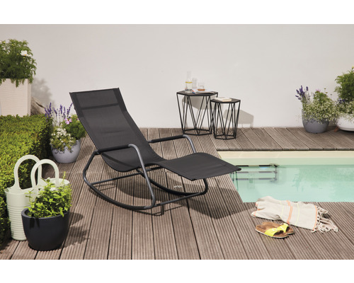 Garten Szene mit Liegestuhl, Beistelltischen, Pflanzen und Pool