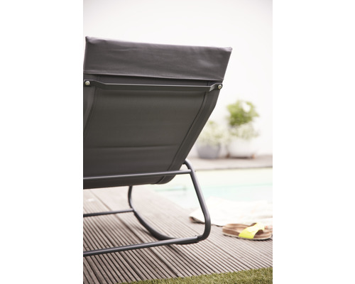 Detailansicht eines grauen Gartenstuhls auf einer Holzterrasse