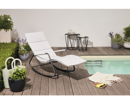 Szene mit Gartenmöbeln und Pool auf einer Holzterrasse.