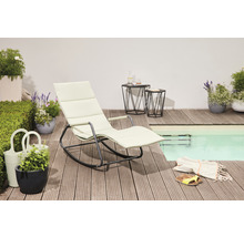 Szene mit einer Liege, Beistelltischen, Pool und Dekoration auf einer Holzterrasse