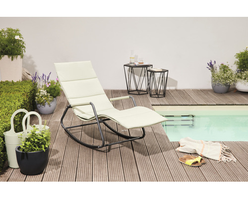 Szene mit einer Liege, Beistelltischen, Pool und Dekoration auf einer Holzterrasse