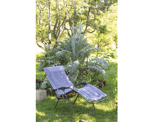 Liegestuhl im Garten auf Rasen