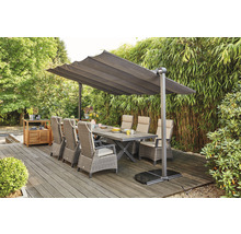 Gartenszene mit Esstisch, Stühlen und Sonnenschirm auf einer Holzterrasse