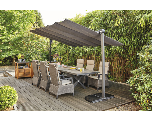 Gartenszene mit Esstisch, Stühlen und Sonnenschirm auf einer Holzterrasse