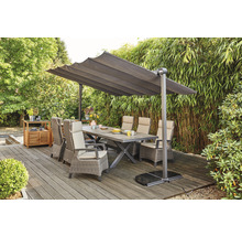 Gartenszene mit Esstisch, Stühlen und Sonnenschirm auf einer Terrasse.