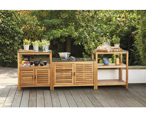 Gartenküche mit Holzschränken und Arbeitsflächen für den Außenbereich