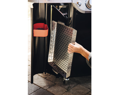 Edelstahleinsatz für einen Gasgrill wird eingesetzt