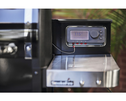 Nahaufnahme eines Grills mit Temperaturanzeige und Ablagefläche