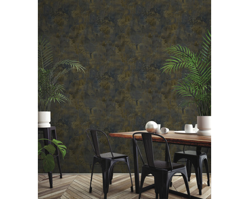 Esszimmer mit dunkler gemusterter Tapete, Holztisch und schwarzen Stühlen