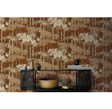 Nahaufnahme einer Wand mit einer Tapete mit Birkenwaldmuster hinter einer schwarzen Konsole