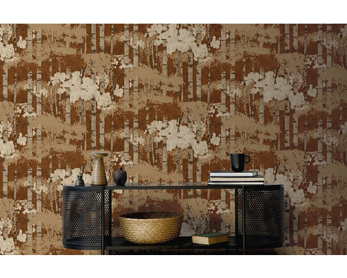 Nahaufnahme einer Wand mit einer Tapete mit Birkenwaldmuster hinter einer schwarzen Konsole