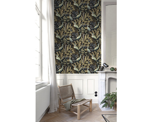 Wohnraum mit gemusterter Tapete mit Pflanzen- und Vogelmotiven, Stuhl und Kamin