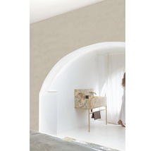 Helles Zimmer mit Marmorwaschtisch auf goldenem Gestell und großem Rundbogenfenster