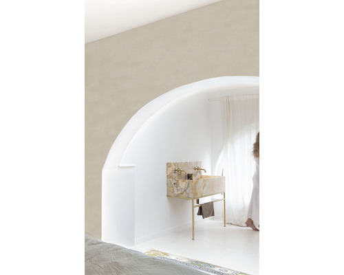 Helles Zimmer mit Marmorwaschtisch auf goldenem Gestell und großem Rundbogenfenster