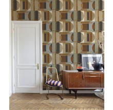 Wohnzimmer mit geometrischer Mustertapete, Kommode und Stuhl