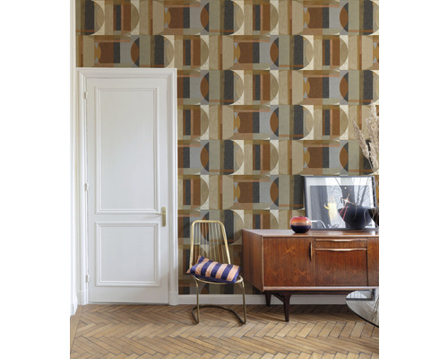 Wohnzimmer mit geometrischer Mustertapete, Kommode und Stuhl