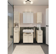 Badezimmer mit Waschbecken, Spiegelschrank, Hochschrank und Unterschrank in hellem Holzdesign