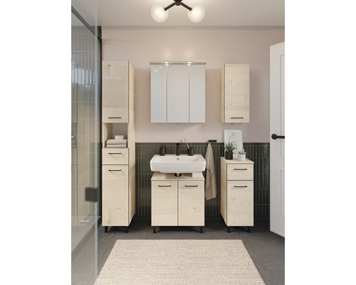 Badezimmer mit Waschbecken, Spiegelschrank, Hochschrank und Unterschrank in hellem Holzdesign