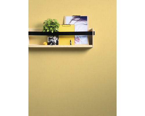 Wandregal mit Dekorationselementen und Büromaterial an einer Wand