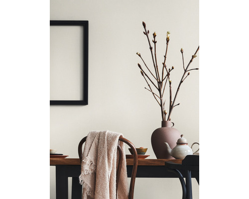 Dekoratives Interieur mit Tisch, Stühlen, Vase, Zweigen und Bilderrahmen