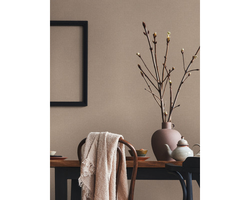 Dekoratives Esszimmer mit Holztisch, Geschirr, Blumenvase und Bilderrahmen