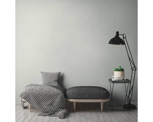 Wohnzimmer mit Sitzbank, Kissen, Decke, Stehlampe und Beistelltisch