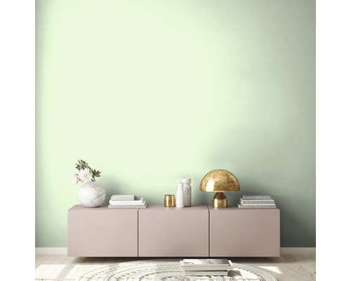 Heller Wohnraum mit rosa Sideboard, Lampe und Dekoration