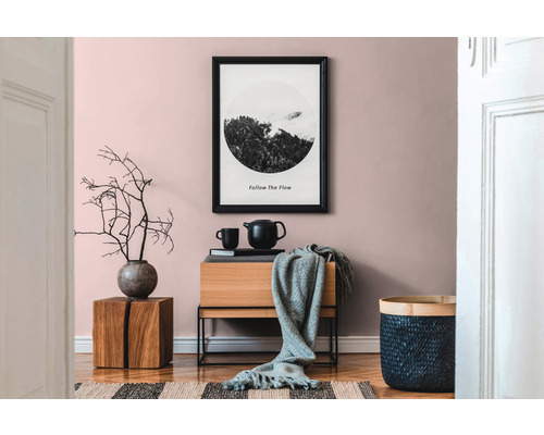 Dekoratives Interieur mit Holzmöbeln, Grafik und Accessoires