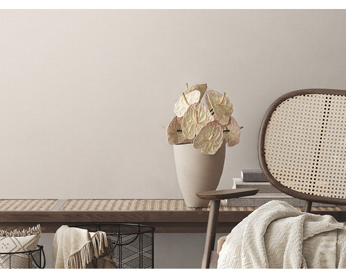 Dekorative Wohnecke mit Bank, Stuhl, Vase und Anthurien